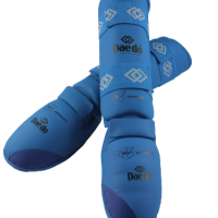 KPRO 2012 Защита голени и стопы для карате WKF красная/синяя DAEDO
